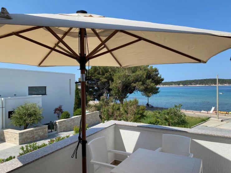 Apartments And Rooms Villa Luci Barbat na Rabu Exteriör bild