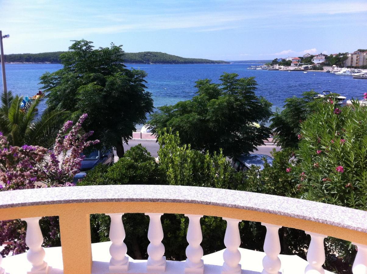 Apartments And Rooms Villa Luci Barbat na Rabu Exteriör bild
